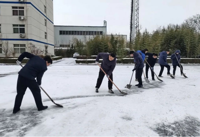 以雪为令迅速集结，清冰除雪确保畅通